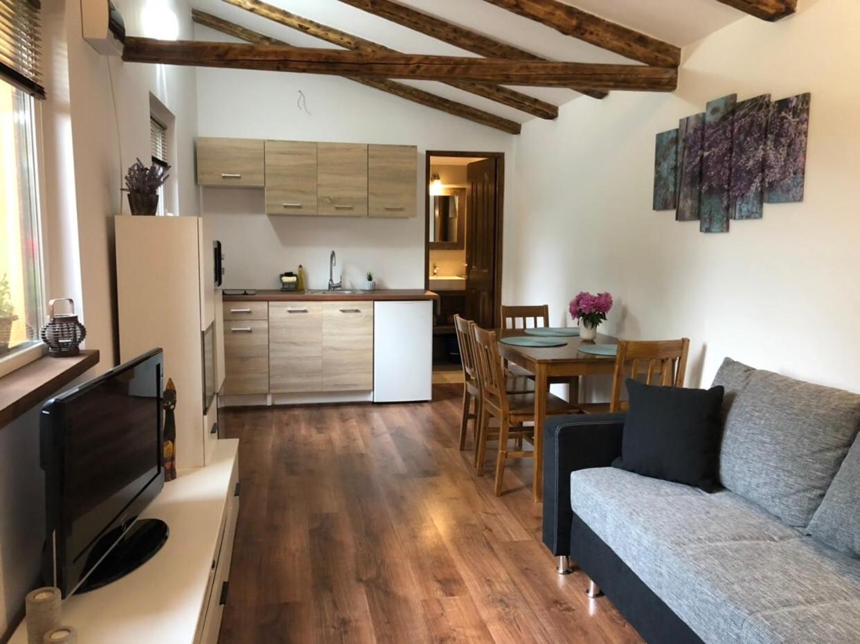 Tulipan Apartman Eger Buitenkant foto