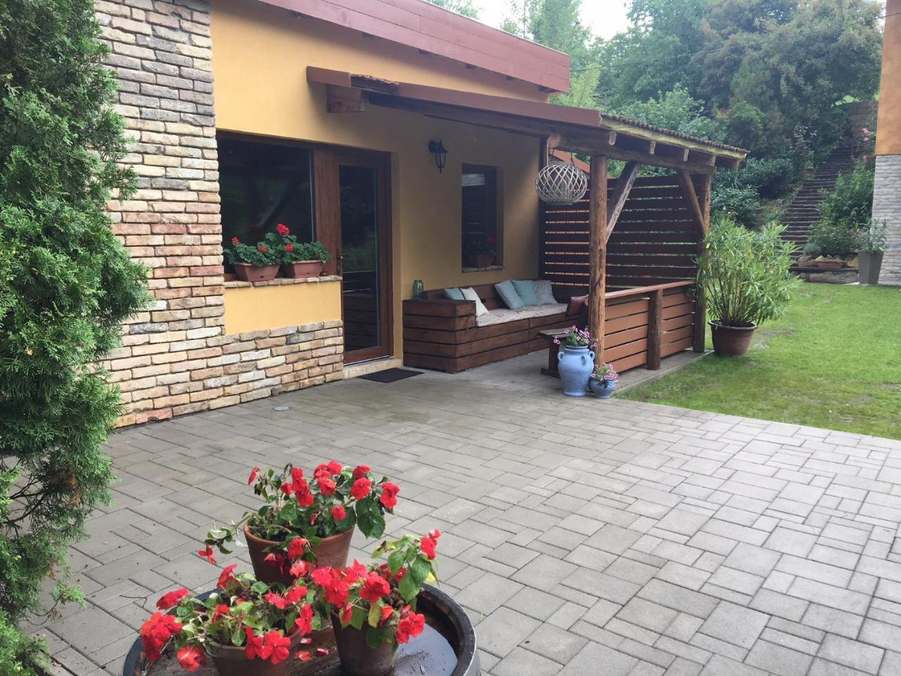 Tulipan Apartman Eger Buitenkant foto